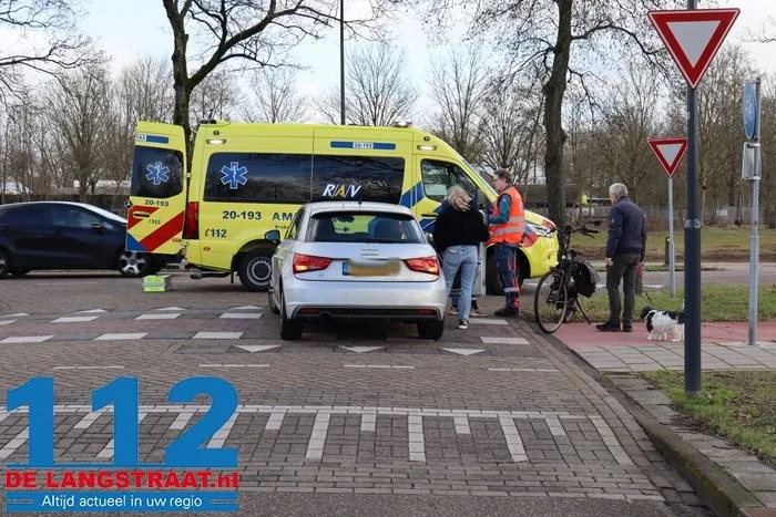 Vrouw op fiets raakt gewond bij botsing met auto aan de Burg. Smeelelaan Waalwijk 2 Vrouw op fiets raakt gewond bij botsing met auto aan de Burg. Smeelelaan Waalwijk 112 De Langstraat