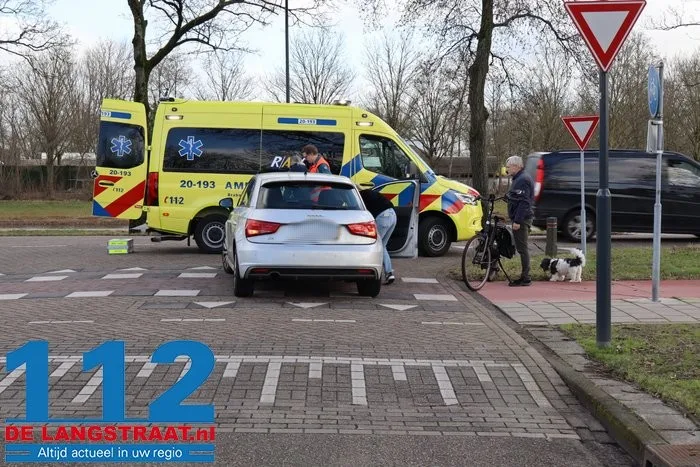 Vrouw op fiets raakt gewond bij botsing met auto aan de Burg. Smeelelaan Waalwijk 3 Vrouw op fiets raakt gewond bij botsing met auto aan de Burg. Smeelelaan Waalwijk 112 De Langstraat