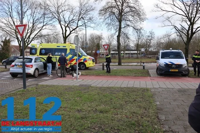 Vrouw op fiets raakt gewond bij botsing met auto aan de Burg. Smeelelaan Waalwijk 4 Vrouw op fiets raakt gewond bij botsing met auto aan de Burg. Smeelelaan Waalwijk 112 De Langstraat