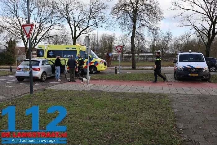 Vrouw op fiets raakt gewond bij botsing met auto aan de Burg. Smeelelaan Waalwijk 5 Vrouw op fiets raakt gewond bij botsing met auto aan de Burg. Smeelelaan Waalwijk 112 De Langstraat