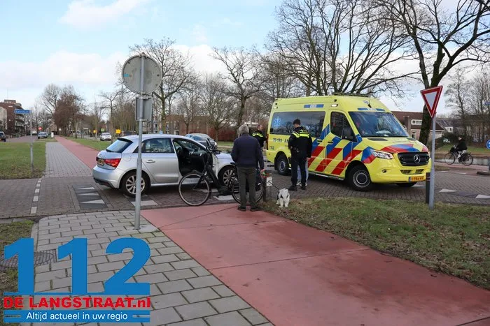 Vrouw op fiets raakt gewond bij botsing met auto aan de Burg. Smeelelaan Waalwijk 6 Vrouw op fiets raakt gewond bij botsing met auto aan de Burg. Smeelelaan Waalwijk 112 De Langstraat