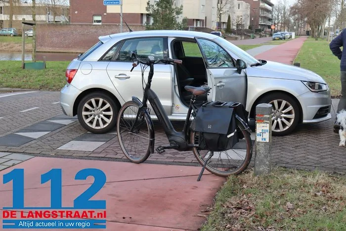 Vrouw op fiets raakt gewond bij botsing met auto aan de Burg. Smeelelaan Waalwijk 7 Vrouw op fiets raakt gewond bij botsing met auto aan de Burg. Smeelelaan Waalwijk 112 De Langstraat