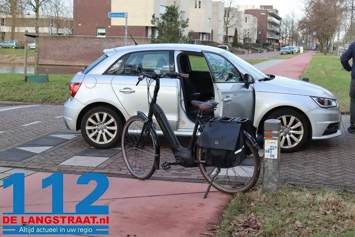Vrouw op fiets raakt gewond bij botsing met auto aan de Burg. Smeelelaan Waalwijk 8 Vrouw op fiets raakt gewond bij botsing met auto aan de Burg. Smeelelaan Waalwijk 112 De Langstraat