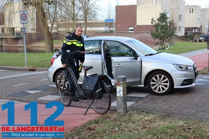 Vrouw op fiets raakt gewond bij botsing met auto aan de Burg. Smeelelaan Waalwijk 9 Vrouw op fiets raakt gewond bij botsing met auto aan de Burg. Smeelelaan Waalwijk 112 De Langstraat