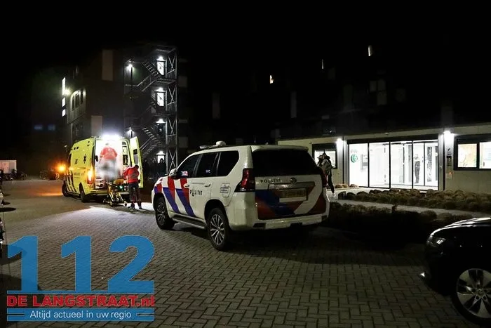 Man neergestoken aan de Prof. Veltmanweg Waalwijk 2 Man neergestoken aan de Prof. Veltmanweg Waalwijk 112 De Langstraat