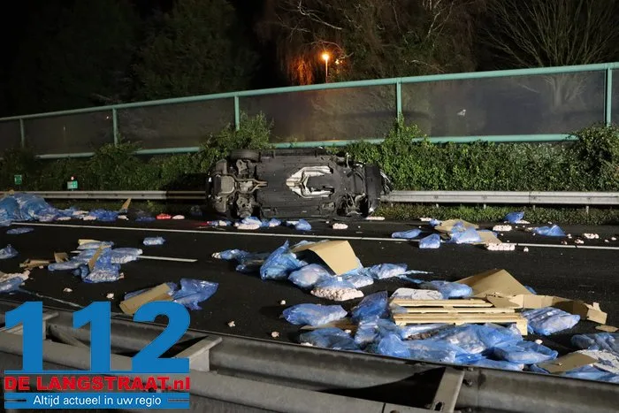 A59 bij Elshout richting Waalwijk dicht na zwaar ongeval, snelweg ligt vol met kip, twee mannen aangehouden 1 A59 bij Elshout richting Waalwijk dicht na zwaar ongeval, snelweg ligt vol met kip, twee mannen aangehouden 112 De Langstraat