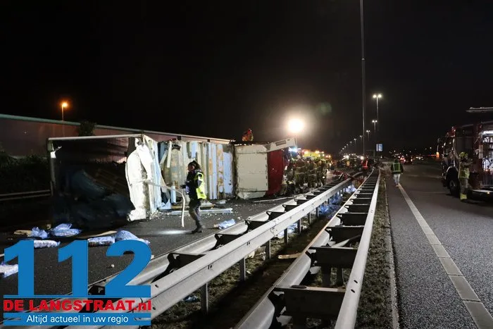 A59 bij Elshout richting Waalwijk dicht na zwaar ongeval, snelweg ligt vol met kip, twee mannen aangehouden 2 A59 bij Elshout richting Waalwijk dicht na zwaar ongeval, snelweg ligt vol met kip, twee mannen aangehouden 112 De Langstraat