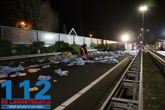 A59 bij Elshout richting Waalwijk dicht na zwaar ongeval, snelweg ligt vol met kip, twee mannen aangehouden 19 A59 bij Elshout richting Waalwijk dicht na zwaar ongeval, snelweg ligt vol met kip, twee mannen aangehouden 112 De Langstraat