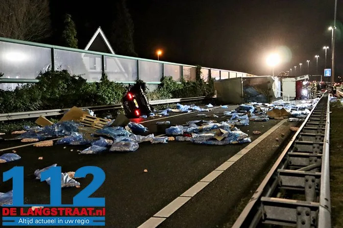 A59 bij Elshout richting Waalwijk dicht na zwaar ongeval, snelweg ligt vol met kip, twee mannen aangehouden 20 A59 bij Elshout richting Waalwijk dicht na zwaar ongeval, snelweg ligt vol met kip, twee mannen aangehouden 112 De Langstraat