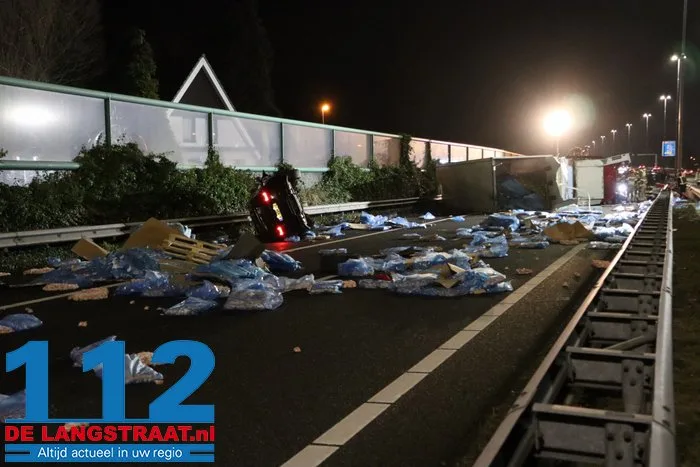 A59 bij Elshout richting Waalwijk dicht na zwaar ongeval, snelweg ligt vol met kip, twee mannen aangehouden 3 A59 bij Elshout richting Waalwijk dicht na zwaar ongeval, snelweg ligt vol met kip, twee mannen aangehouden 112 De Langstraat
