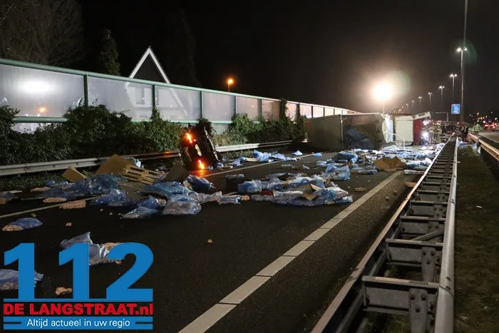 A59 bij Elshout richting Waalwijk dicht na zwaar ongeval, snelweg ligt vol met kip, twee mannen aangehouden 21 A59 bij Elshout richting Waalwijk dicht na zwaar ongeval, snelweg ligt vol met kip, twee mannen aangehouden 112 De Langstraat