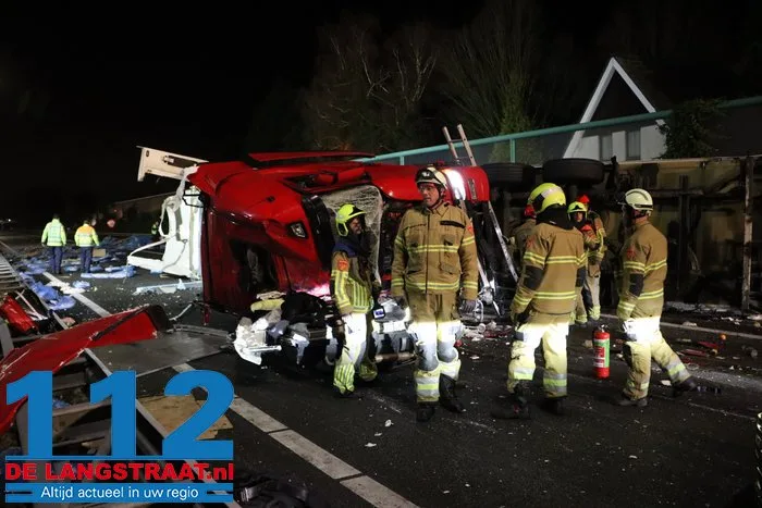 A59 bij Elshout richting Waalwijk dicht na zwaar ongeval, snelweg ligt vol met kip, twee mannen aangehouden 23 A59 bij Elshout richting Waalwijk dicht na zwaar ongeval, snelweg ligt vol met kip, twee mannen aangehouden 112 De Langstraat
