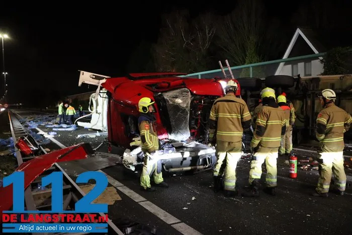 A59 bij Elshout richting Waalwijk dicht na zwaar ongeval, snelweg ligt vol met kip, twee mannen aangehouden 24 A59 bij Elshout richting Waalwijk dicht na zwaar ongeval, snelweg ligt vol met kip, twee mannen aangehouden 112 De Langstraat