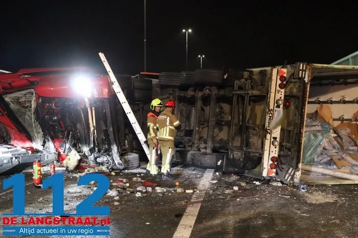 A59 bij Elshout richting Waalwijk dicht na zwaar ongeval, snelweg ligt vol met kip, twee mannen aangehouden 5 A59 bij Elshout richting Waalwijk dicht na zwaar ongeval, snelweg ligt vol met kip, twee mannen aangehouden 112 De Langstraat