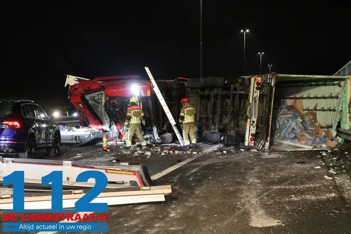 A59 bij Elshout richting Waalwijk dicht na zwaar ongeval, snelweg ligt vol met kip, twee mannen aangehouden 7 A59 bij Elshout richting Waalwijk dicht na zwaar ongeval, snelweg ligt vol met kip, twee mannen aangehouden 112 De Langstraat