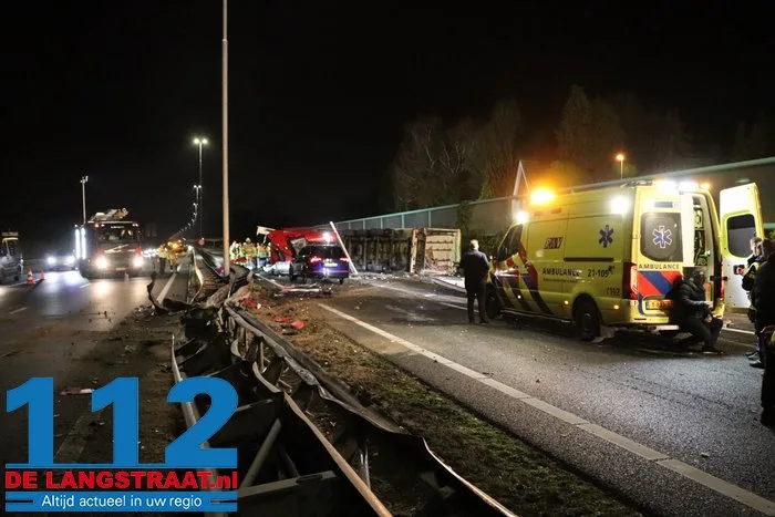 A59 bij Elshout richting Waalwijk dicht na zwaar ongeval, snelweg ligt vol met kip, twee mannen aangehouden 8 A59 bij Elshout richting Waalwijk dicht na zwaar ongeval, snelweg ligt vol met kip, twee mannen aangehouden 112 De Langstraat
