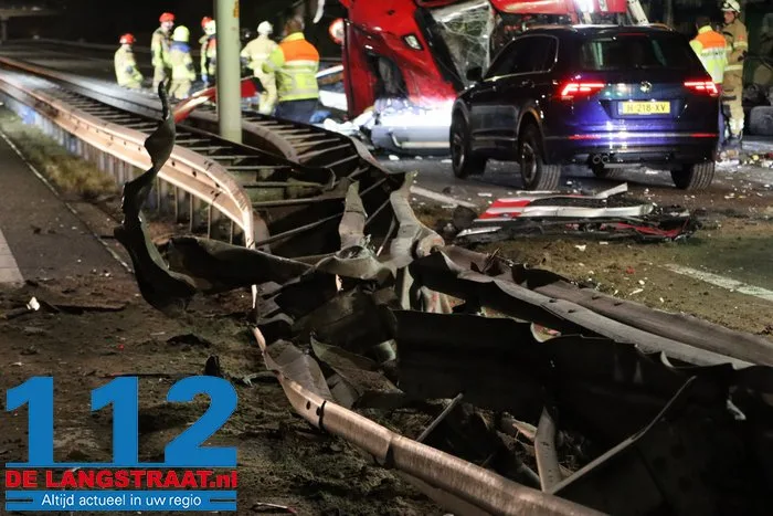 A59 bij Elshout richting Waalwijk dicht na zwaar ongeval, snelweg ligt vol met kip, twee mannen aangehouden 9 A59 bij Elshout richting Waalwijk dicht na zwaar ongeval, snelweg ligt vol met kip, twee mannen aangehouden 112 De Langstraat