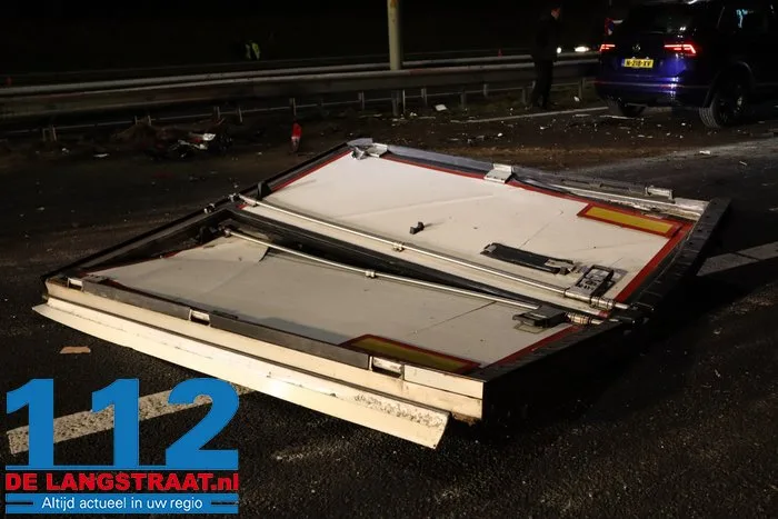 A59 bij Elshout richting Waalwijk dicht na zwaar ongeval, snelweg ligt vol met kip, twee mannen aangehouden 28 A59 bij Elshout richting Waalwijk dicht na zwaar ongeval, snelweg ligt vol met kip, twee mannen aangehouden 112 De Langstraat