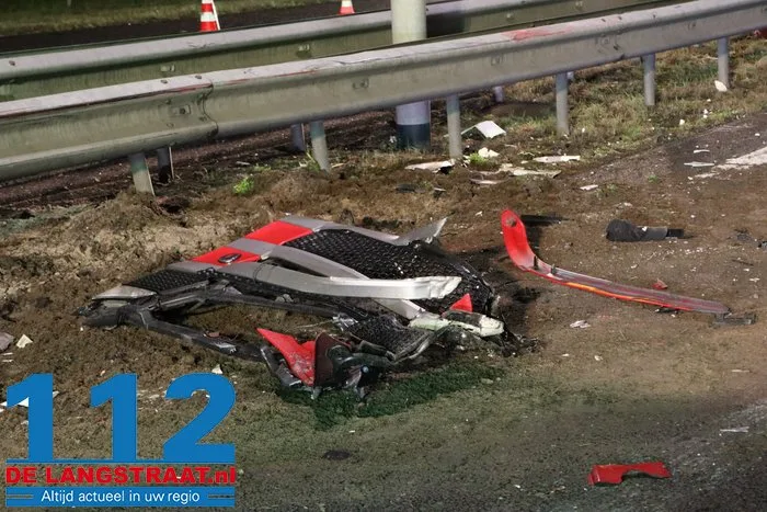 A59 bij Elshout richting Waalwijk dicht na zwaar ongeval, snelweg ligt vol met kip, twee mannen aangehouden 29 A59 bij Elshout richting Waalwijk dicht na zwaar ongeval, snelweg ligt vol met kip, twee mannen aangehouden 112 De Langstraat