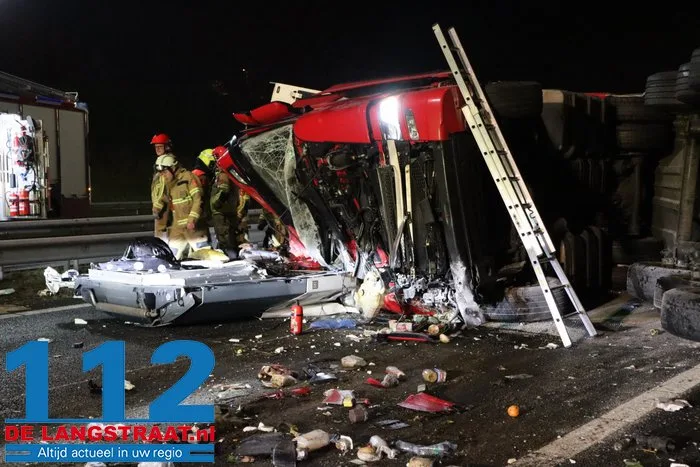A59 bij Elshout richting Waalwijk dicht na zwaar ongeval, snelweg ligt vol met kip, twee mannen aangehouden 30 A59 bij Elshout richting Waalwijk dicht na zwaar ongeval, snelweg ligt vol met kip, twee mannen aangehouden 112 De Langstraat