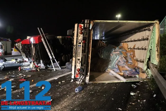 A59 bij Elshout richting Waalwijk dicht na zwaar ongeval, snelweg ligt vol met kip, twee mannen aangehouden 31 A59 bij Elshout richting Waalwijk dicht na zwaar ongeval, snelweg ligt vol met kip, twee mannen aangehouden 112 De Langstraat