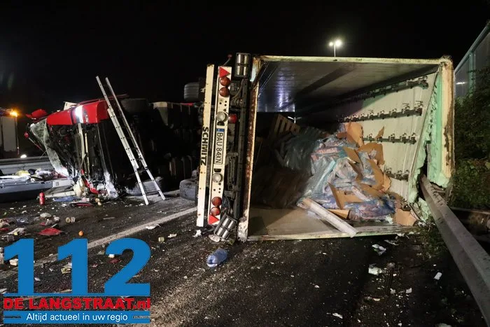 A59 bij Elshout richting Waalwijk dicht na zwaar ongeval, snelweg ligt vol met kip, twee mannen aangehouden 32 A59 bij Elshout richting Waalwijk dicht na zwaar ongeval, snelweg ligt vol met kip, twee mannen aangehouden 112 De Langstraat