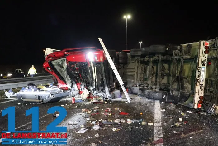 A59 bij Elshout richting Waalwijk dicht na zwaar ongeval, snelweg ligt vol met kip, twee mannen aangehouden 33 A59 bij Elshout richting Waalwijk dicht na zwaar ongeval, snelweg ligt vol met kip, twee mannen aangehouden 112 De Langstraat