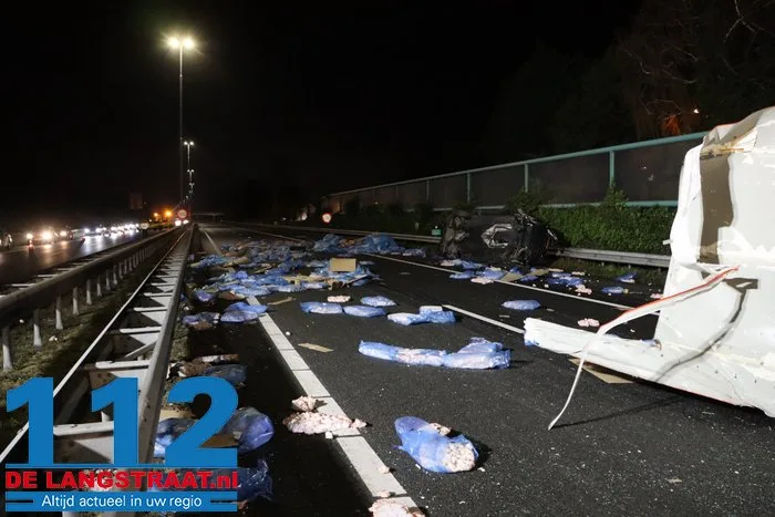 A59 bij Elshout richting Waalwijk dicht na zwaar ongeval, snelweg ligt vol met kip, twee mannen aangehouden 35 A59 bij Elshout richting Waalwijk dicht na zwaar ongeval, snelweg ligt vol met kip, twee mannen aangehouden 112 De Langstraat