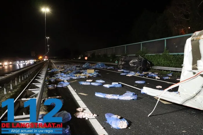 A59 bij Elshout richting Waalwijk dicht na zwaar ongeval, snelweg ligt vol met kip, twee mannen aangehouden 36 A59 bij Elshout richting Waalwijk dicht na zwaar ongeval, snelweg ligt vol met kip, twee mannen aangehouden 112 De Langstraat