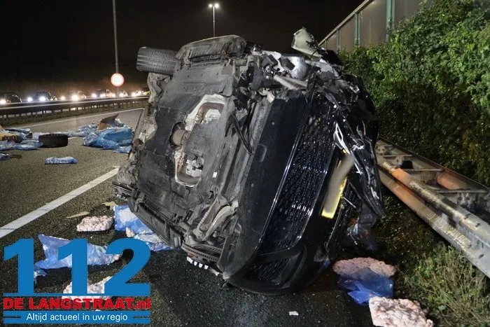 A59 bij Elshout richting Waalwijk dicht na zwaar ongeval, snelweg ligt vol met kip, twee mannen aangehouden 14 A59 bij Elshout richting Waalwijk dicht na zwaar ongeval, snelweg ligt vol met kip, twee mannen aangehouden 112 De Langstraat