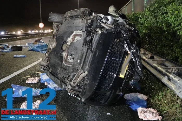 A59 bij Elshout richting Waalwijk dicht na zwaar ongeval, snelweg ligt vol met kip, twee mannen aangehouden 15 A59 bij Elshout richting Waalwijk dicht na zwaar ongeval, snelweg ligt vol met kip, twee mannen aangehouden 112 De Langstraat
