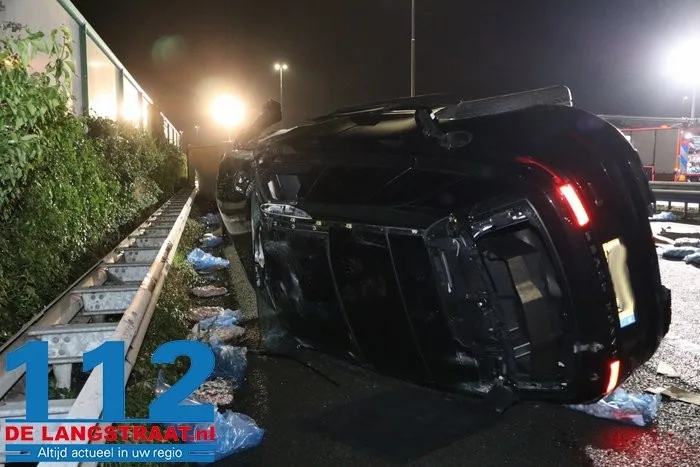A59 bij Elshout richting Waalwijk dicht na zwaar ongeval, snelweg ligt vol met kip, twee mannen aangehouden 16 A59 bij Elshout richting Waalwijk dicht na zwaar ongeval, snelweg ligt vol met kip, twee mannen aangehouden 112 De Langstraat