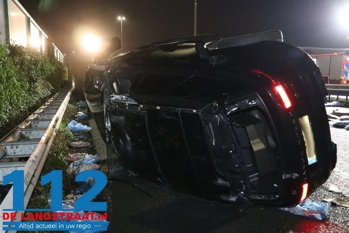A59 bij Elshout richting Waalwijk dicht na zwaar ongeval, snelweg ligt vol met kip, twee mannen aangehouden 17 A59 bij Elshout richting Waalwijk dicht na zwaar ongeval, snelweg ligt vol met kip, twee mannen aangehouden 112 De Langstraat