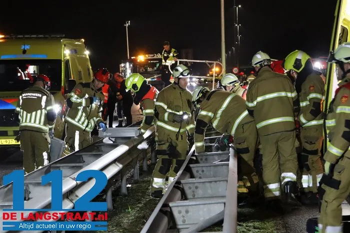 A59 bij Elshout richting Waalwijk dicht na zwaar ongeval, snelweg ligt vol met kip, twee mannen aangehouden 37 A59 bij Elshout richting Waalwijk dicht na zwaar ongeval, snelweg ligt vol met kip, twee mannen aangehouden 112 De Langstraat
