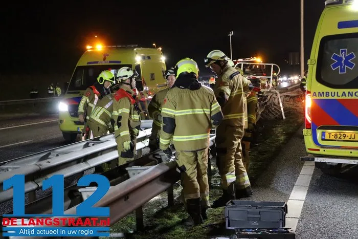 A59 bij Elshout richting Waalwijk dicht na zwaar ongeval, snelweg ligt vol met kip, twee mannen aangehouden 38 A59 bij Elshout richting Waalwijk dicht na zwaar ongeval, snelweg ligt vol met kip, twee mannen aangehouden 112 De Langstraat