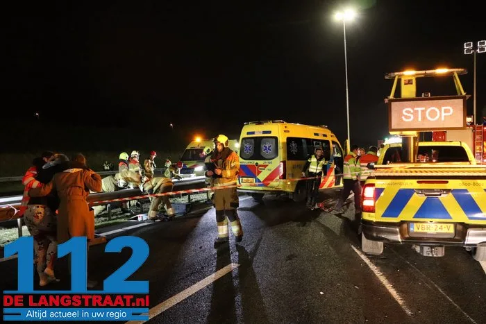 A59 bij Elshout richting Waalwijk dicht na zwaar ongeval, snelweg ligt vol met kip, twee mannen aangehouden 40 A59 bij Elshout richting Waalwijk dicht na zwaar ongeval, snelweg ligt vol met kip, twee mannen aangehouden 112 De Langstraat