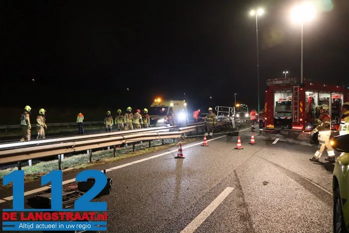 A59 bij Elshout richting Waalwijk dicht na zwaar ongeval, snelweg ligt vol met kip, twee mannen aangehouden 41 A59 bij Elshout richting Waalwijk dicht na zwaar ongeval, snelweg ligt vol met kip, twee mannen aangehouden 112 De Langstraat