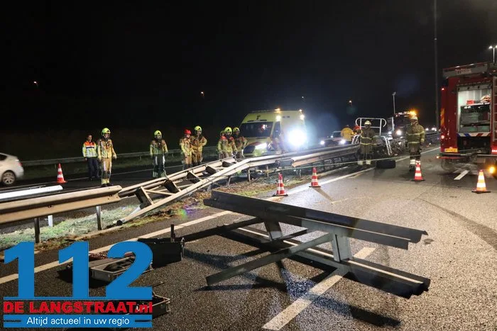 A59 bij Elshout richting Waalwijk dicht na zwaar ongeval, snelweg ligt vol met kip, twee mannen aangehouden 42 A59 bij Elshout richting Waalwijk dicht na zwaar ongeval, snelweg ligt vol met kip, twee mannen aangehouden 112 De Langstraat