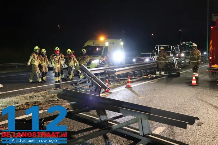 A59 bij Elshout richting Waalwijk dicht na zwaar ongeval, snelweg ligt vol met kip, twee mannen aangehouden 43 A59 bij Elshout richting Waalwijk dicht na zwaar ongeval, snelweg ligt vol met kip, twee mannen aangehouden 112 De Langstraat
