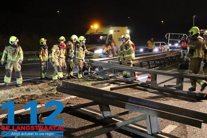 A59 bij Elshout richting Waalwijk dicht na zwaar ongeval, snelweg ligt vol met kip, twee mannen aangehouden 44 A59 bij Elshout richting Waalwijk dicht na zwaar ongeval, snelweg ligt vol met kip, twee mannen aangehouden 112 De Langstraat