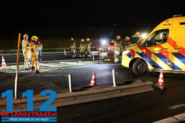 A59 bij Elshout richting Waalwijk dicht na zwaar ongeval, snelweg ligt vol met kip, twee mannen aangehouden 45 A59 bij Elshout richting Waalwijk dicht na zwaar ongeval, snelweg ligt vol met kip, twee mannen aangehouden 112 De Langstraat