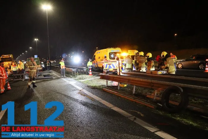A59 bij Elshout richting Waalwijk dicht na zwaar ongeval, snelweg ligt vol met kip, twee mannen aangehouden 47 A59 bij Elshout richting Waalwijk dicht na zwaar ongeval, snelweg ligt vol met kip, twee mannen aangehouden 112 De Langstraat