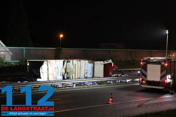 A59 bij Elshout richting Waalwijk dicht na zwaar ongeval, snelweg ligt vol met kip, twee mannen aangehouden 48 A59 bij Elshout richting Waalwijk dicht na zwaar ongeval, snelweg ligt vol met kip, twee mannen aangehouden 112 De Langstraat