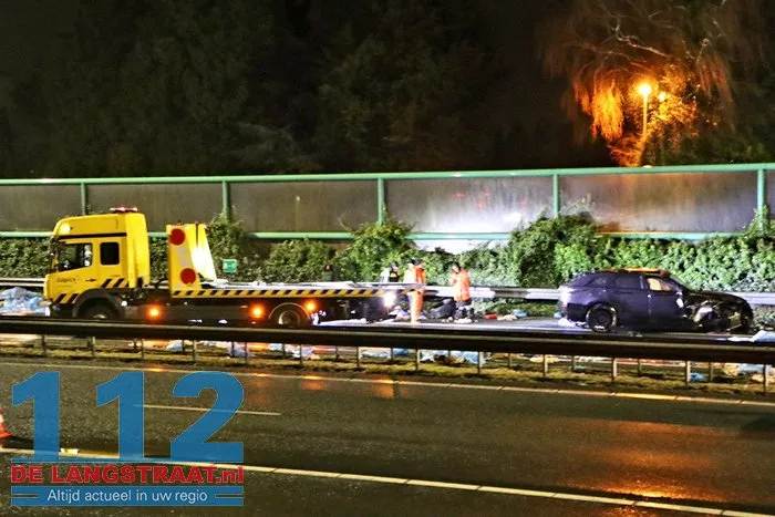 A59 bij Elshout richting Waalwijk dicht na zwaar ongeval, snelweg ligt vol met kip, twee mannen aangehouden 50 A59 bij Elshout richting Waalwijk dicht na zwaar ongeval, snelweg ligt vol met kip, twee mannen aangehouden 112 De Langstraat