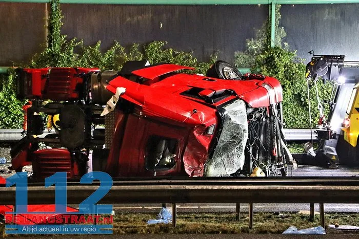 A59 bij Elshout richting Waalwijk dicht na zwaar ongeval, snelweg ligt vol met kip, twee mannen aangehouden 52 A59 bij Elshout richting Waalwijk dicht na zwaar ongeval, snelweg ligt vol met kip, twee mannen aangehouden 112 De Langstraat