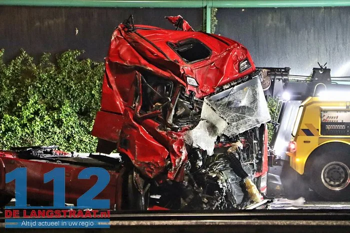 A59 bij Elshout richting Waalwijk dicht na zwaar ongeval, snelweg ligt vol met kip, twee mannen aangehouden 53 A59 bij Elshout richting Waalwijk dicht na zwaar ongeval, snelweg ligt vol met kip, twee mannen aangehouden 112 De Langstraat