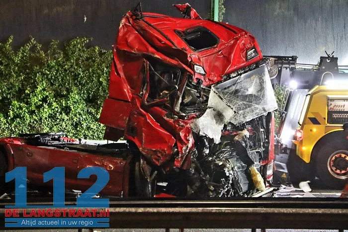 A59 bij Elshout richting Waalwijk dicht na zwaar ongeval, snelweg ligt vol met kip, twee mannen aangehouden 54 A59 bij Elshout richting Waalwijk dicht na zwaar ongeval, snelweg ligt vol met kip, twee mannen aangehouden 112 De Langstraat