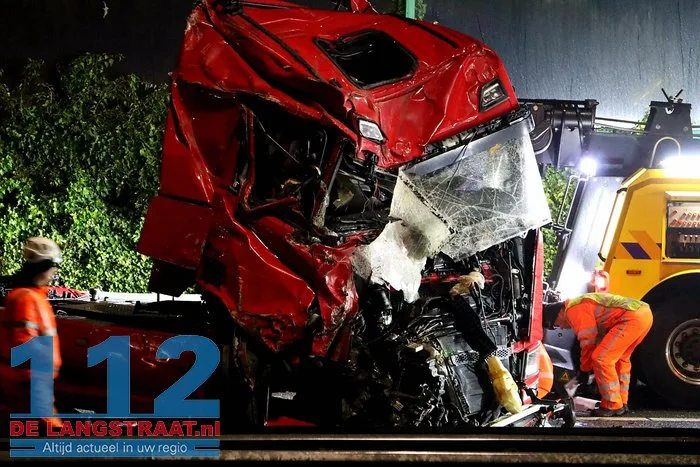 A59 bij Elshout richting Waalwijk dicht na zwaar ongeval, snelweg ligt vol met kip, twee mannen aangehouden 55 A59 bij Elshout richting Waalwijk dicht na zwaar ongeval, snelweg ligt vol met kip, twee mannen aangehouden 112 De Langstraat