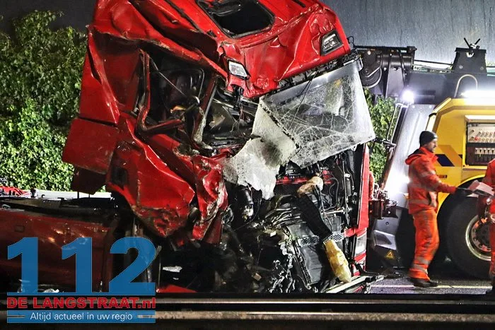 A59 bij Elshout richting Waalwijk dicht na zwaar ongeval, snelweg ligt vol met kip, twee mannen aangehouden 56 A59 bij Elshout richting Waalwijk dicht na zwaar ongeval, snelweg ligt vol met kip, twee mannen aangehouden 112 De Langstraat