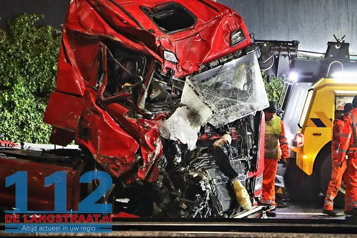 A59 bij Elshout richting Waalwijk dicht na zwaar ongeval, snelweg ligt vol met kip, twee mannen aangehouden 57 A59 bij Elshout richting Waalwijk dicht na zwaar ongeval, snelweg ligt vol met kip, twee mannen aangehouden 112 De Langstraat